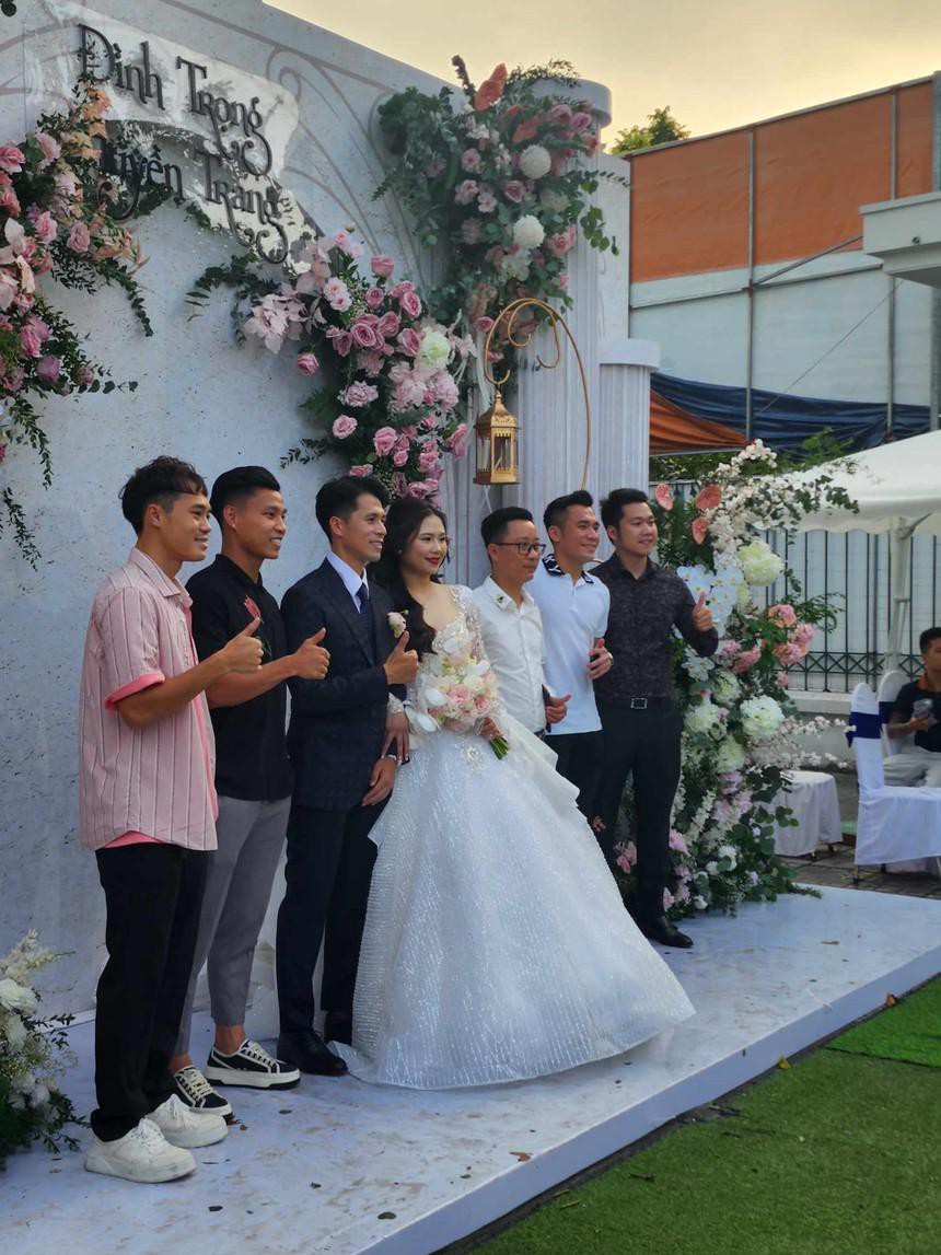 Đình Trọng cưới bạn gái 'sơn nữ', hôn lễ gây chú ý với nhiều điều đặc biệt, công bố một lúc 2 tin vui - Ảnh 4.