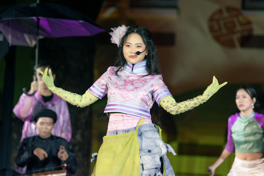 Phương Mỹ Chi đội mưa, vừa hát vừa khóc cùng hàng ngàn khán giả  - Ảnh 1.