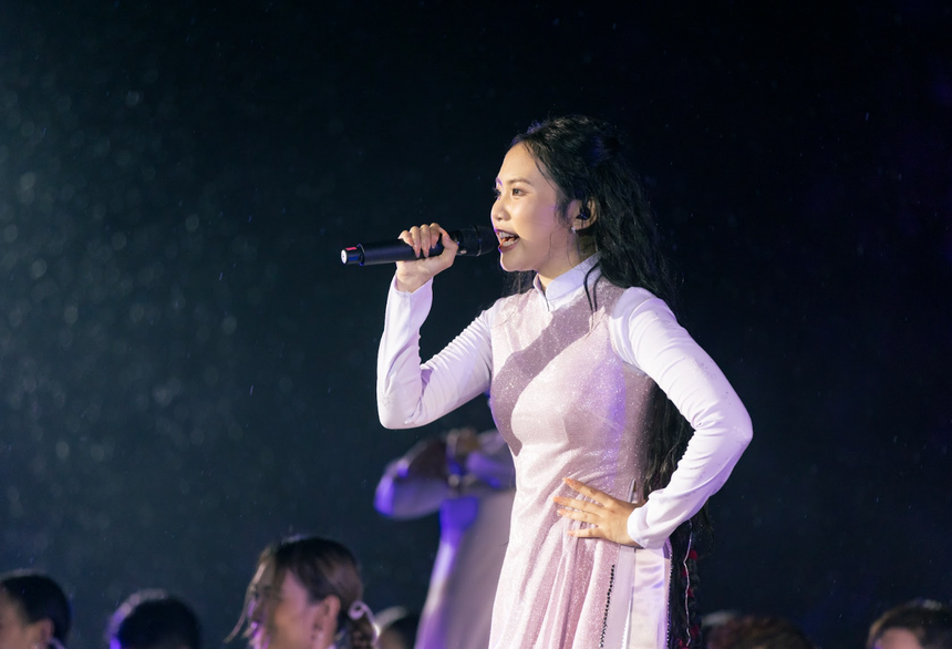 Phương Mỹ Chi đội mưa, vừa hát vừa khóc cùng hàng ngàn khán giả  - Ảnh 4.