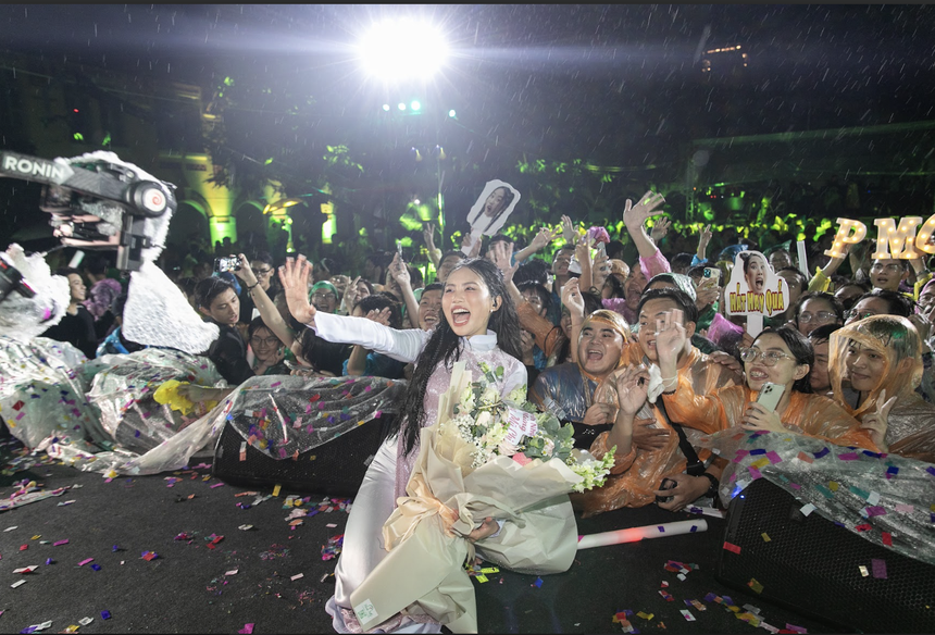 Phương Mỹ Chi đội mưa, vừa hát vừa khóc cùng hàng ngàn khán giả  - Ảnh 3.