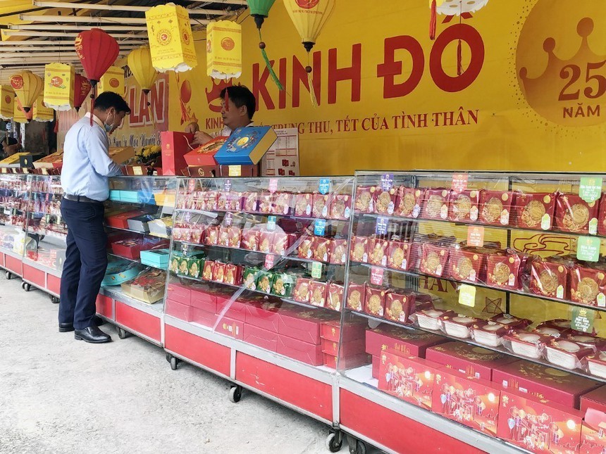 Bánh Trung thu giảm giá sâu kích cầu tiêu dùng cận Rằm tháng Tám - Ảnh 1.