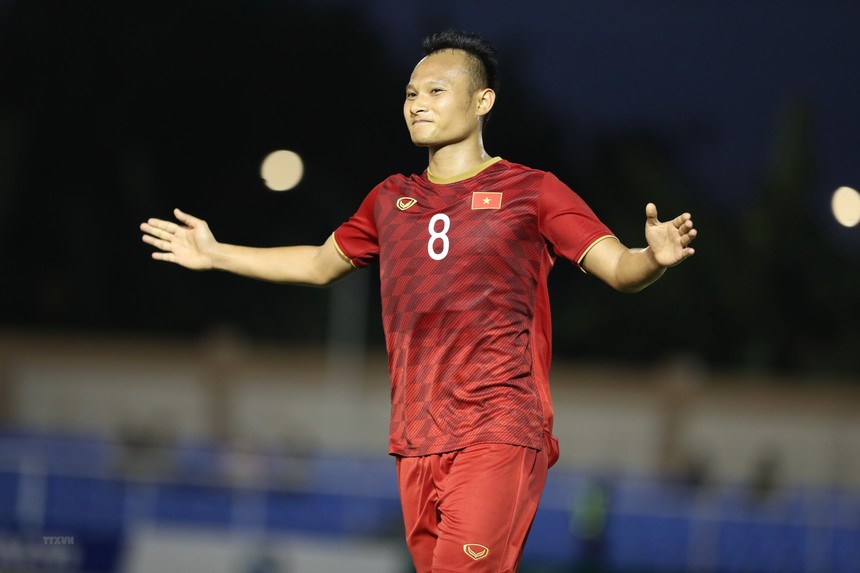 ‘Người không phổi’ một thời của ĐT Việt Nam lập cú đúp đẳng cấp vào lưới đội bóng của Quang Hải, khiến CĐV tấm tắc khen - Ảnh 2.