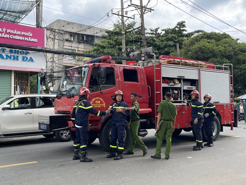Vụ sập nhà 4 tầng tại Thành phố Hồ Chí Minh: Hai nạn nhân đã được phẫu thuật, sinh hiệu tạm ổn định - Ảnh 1.