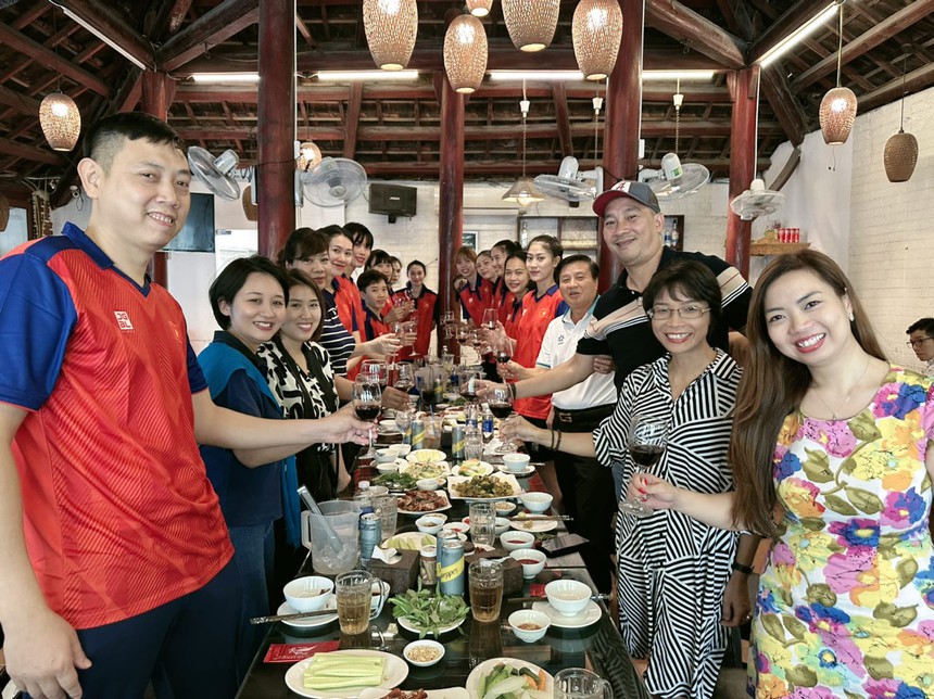 Tin nóng thể thao sáng 26/9: Tuyển bóng chuyền Việt Nam làm một việc cực vui trước ngày đánh ASIAD, Hoàng Xuân Vinh  gây sốc - Ảnh 3.