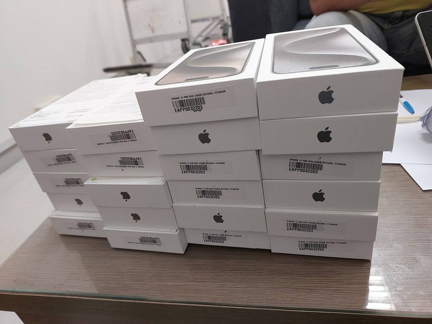 Bắt giữ 36 Iphone 15 Pro Max nhập lậu qua sân bay Tân Sơn Nhất - Ảnh 1.