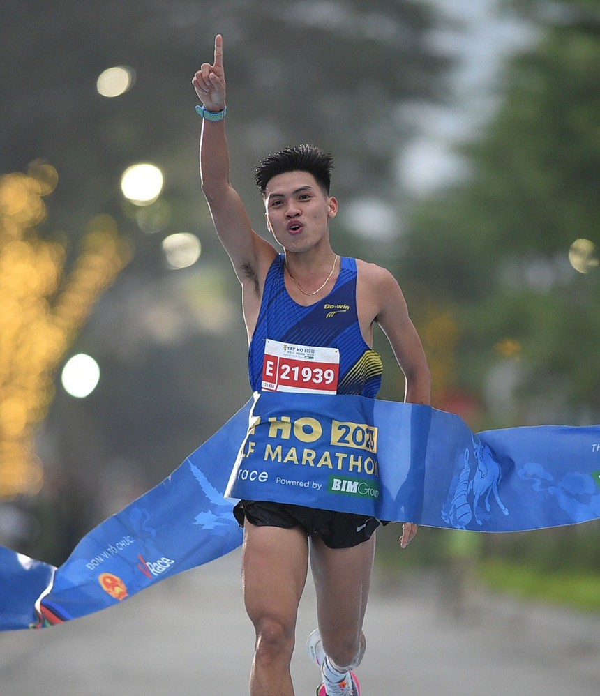 Nhà vô địch điền kinh gánh vác sứ mệnh vì cộng đồng - Ảnh 1. Nhà vô địch điền kinh gánh vác sứ mệnh vì cộng đồng - Ảnh 1.