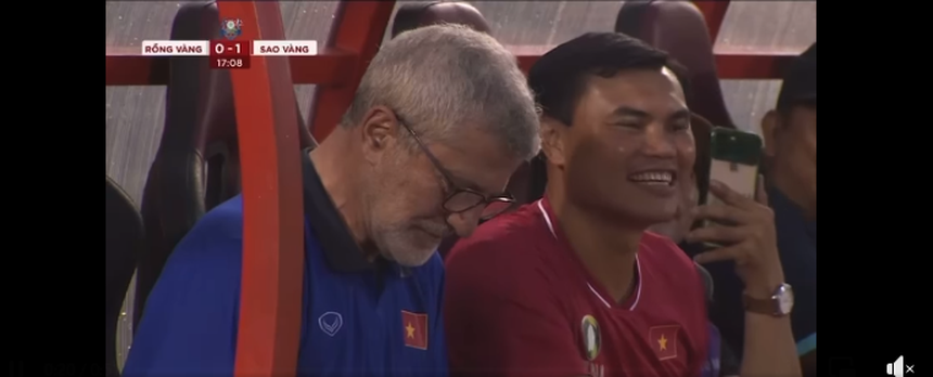 Cựu tiền đạo Việt Nam khoe clip bỏ lỡ không tưởng, bị đàn em gọi hội vào 'troll' không thương tiếc - Ảnh 3.