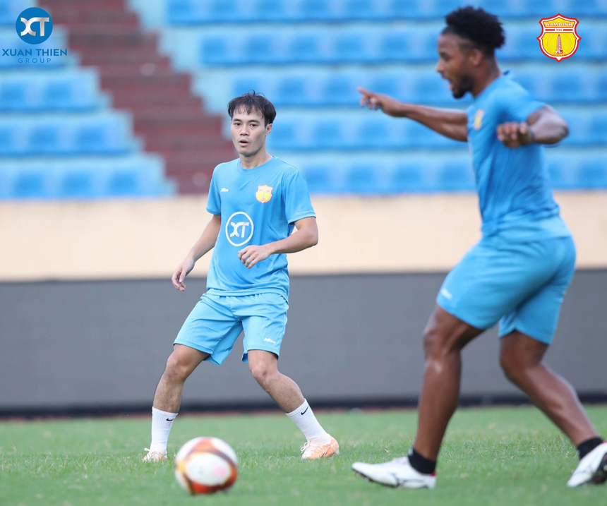 Văn Toàn không muốn kém Văn Thanh, quyết vô địch V-League với Nam Định - Ảnh 1. Văn Toàn không muốn kém Văn Thanh, quyết vô địch V-League với Nam Định - Ảnh 1.