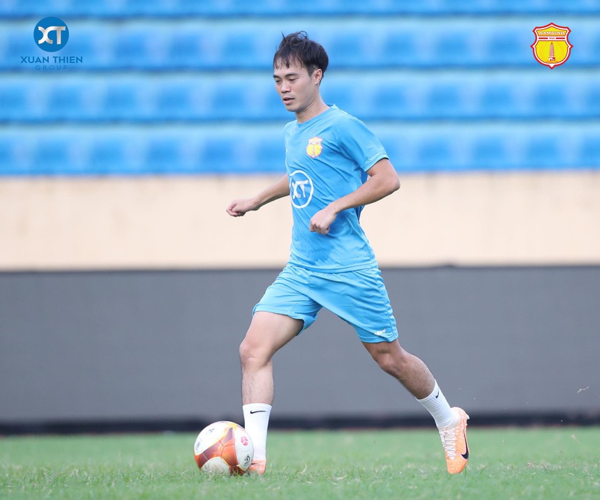 Văn Toàn không muốn kém Văn Thanh, quyết vô địch V-League với Nam Định - Ảnh 3. Văn Toàn không muốn kém Văn Thanh, quyết vô địch V-League với Nam Định - Ảnh 3.