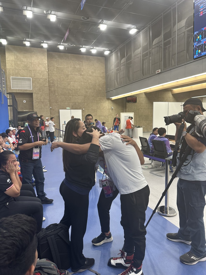 VĐV bắn súng Indonesia khóc nức nở khi hoàn tất cú đúp HCV tại ASIAD 2023 - Ảnh 2. VĐV bắn súng Indonesia khóc nức nở khi hoàn tất cú đúp HCV tại ASIAD 2023 - Ảnh 2.