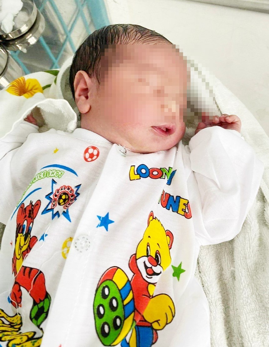 Phát hiện một bé trai sơ sinh bị bỏ rơi bên vệ đường tại An Giang - Ảnh 1.