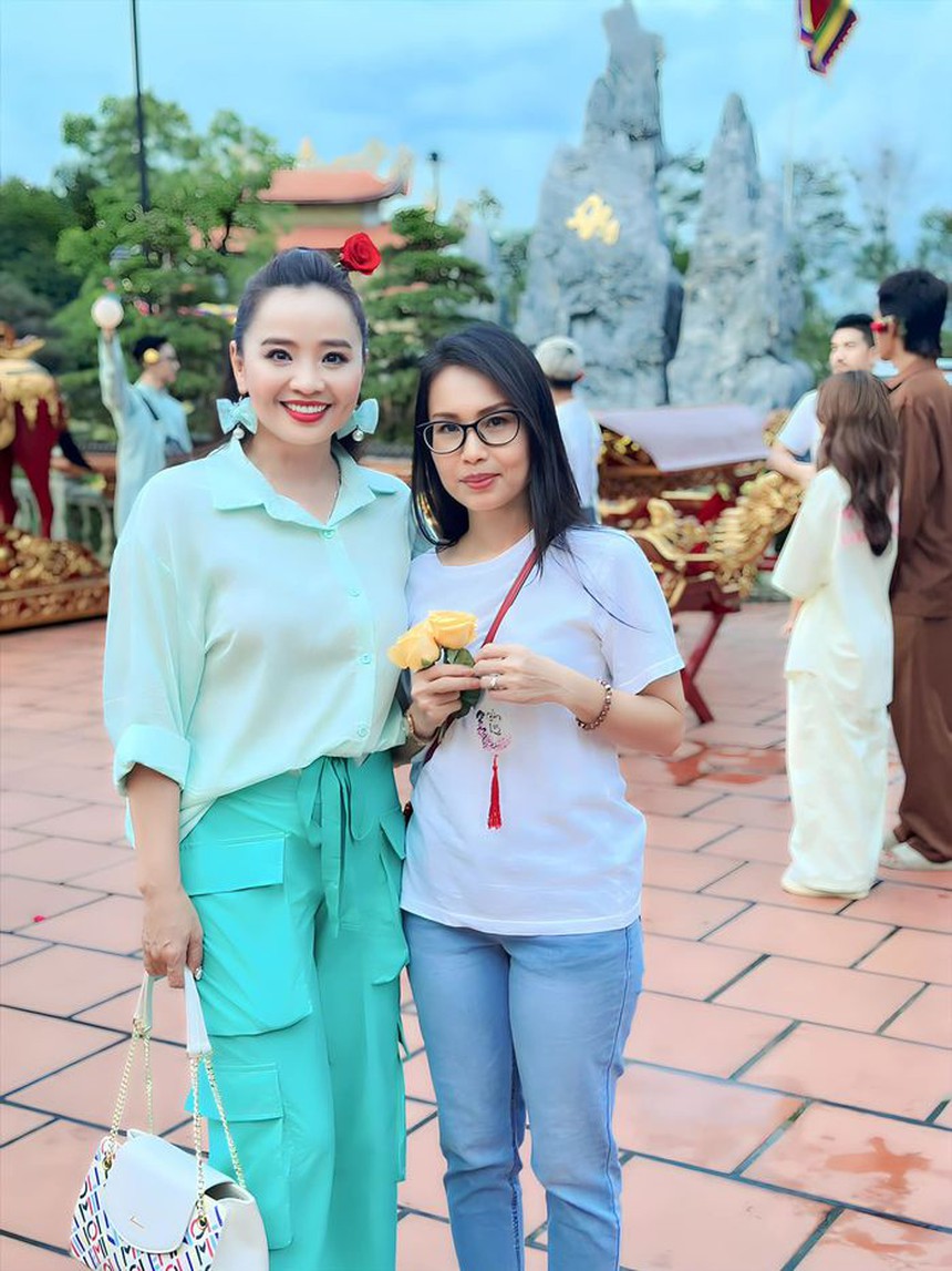 NSƯT Ngọc Huyền, Việt Hương và dàn sao Vbiz tề tựu dâng hương tại đền thờ Tổ của Hoài Linh - Ảnh 7.