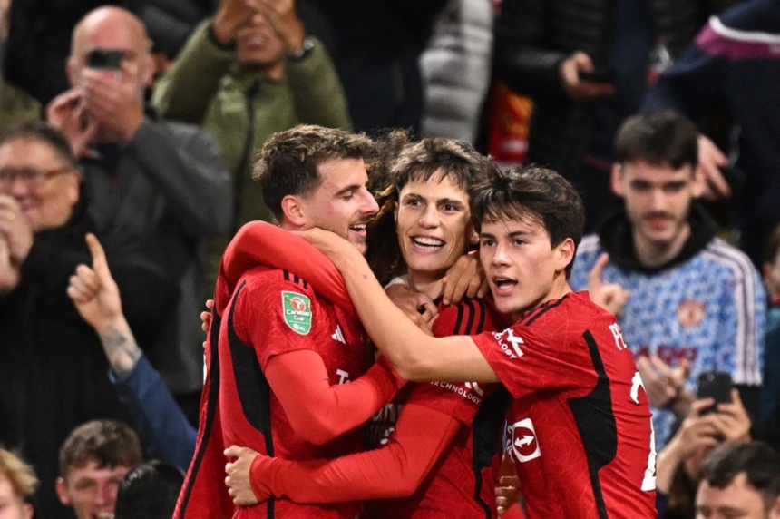 HLV Ten Hag nhấn mạnh Garnacho (giữa) cần học cách phòng ngự