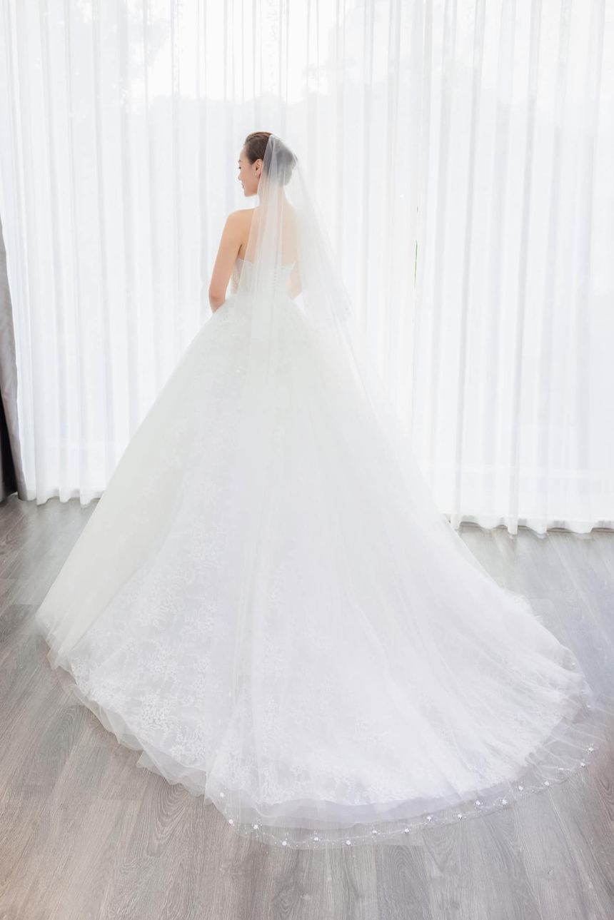 Phương Oanh 'nhá hàng' ảnh mặc váy cô dâu, CĐM dồn dập hỏi ngày tổ chức tiệc cưới - Ảnh 1.