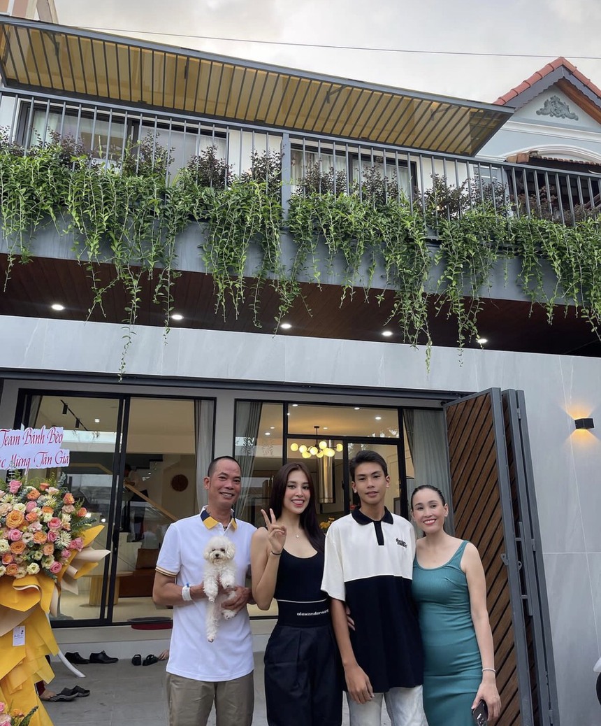 Sao Việt 27/9: Vợ chồng Tuấn Hưng đến thăm Công Lý, Tiểu Vy mua nhà tặng ba mẹ - Ảnh 2.