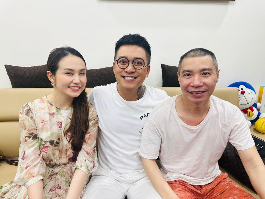 Sao Việt 27/9: Vợ chồng Tuấn Hưng đến thăm Công Lý, Tiểu Vy mua nhà tặng ba mẹ - Ảnh 1.