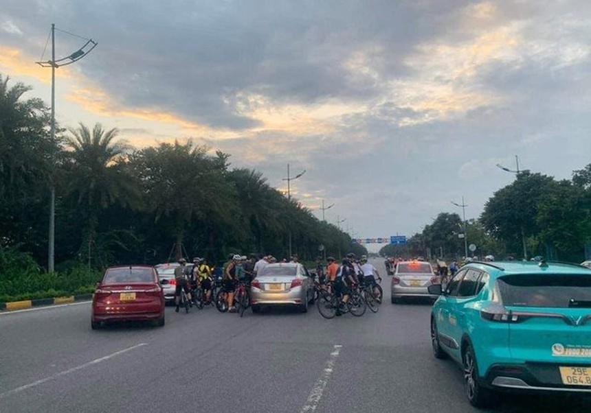 Hà Nội: Xử lý nghiêm đoàn xe đạp vi phạm giao thông từ phản ánh qua Zalo - Ảnh 1.