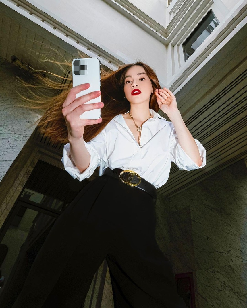 Tuyệt chiêu diện áo sơ mi trắng không thể chê của mẹ 3 con Hồ Ngọc Hà - Ảnh 6.