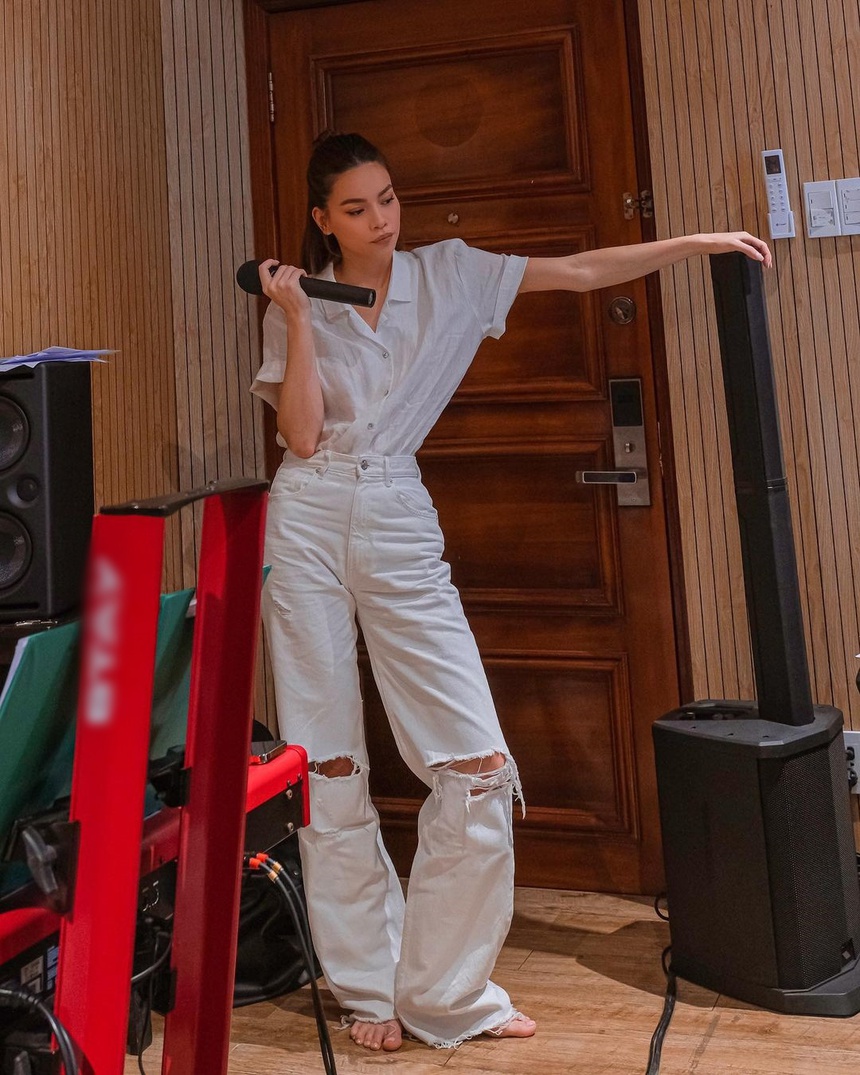 Tuyệt chiêu diện áo sơ mi trắng không thể chê của mẹ 3 con Hồ Ngọc Hà - Ảnh 3.