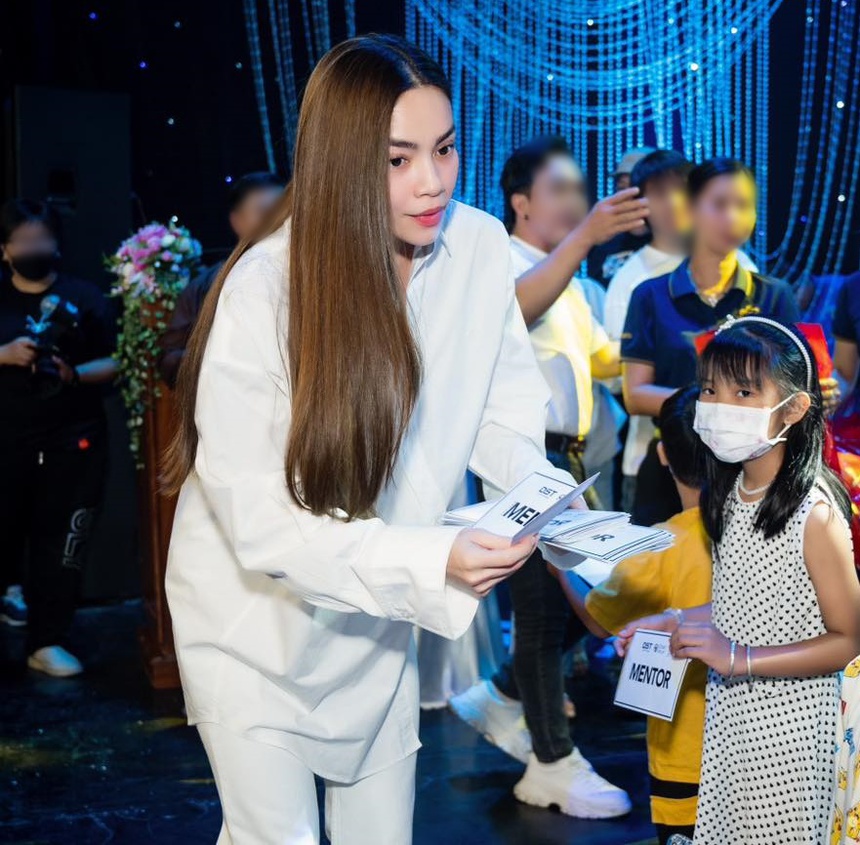 Tuyệt chiêu diện áo sơ mi trắng không thể chê của mẹ 3 con Hồ Ngọc Hà - Ảnh 2.