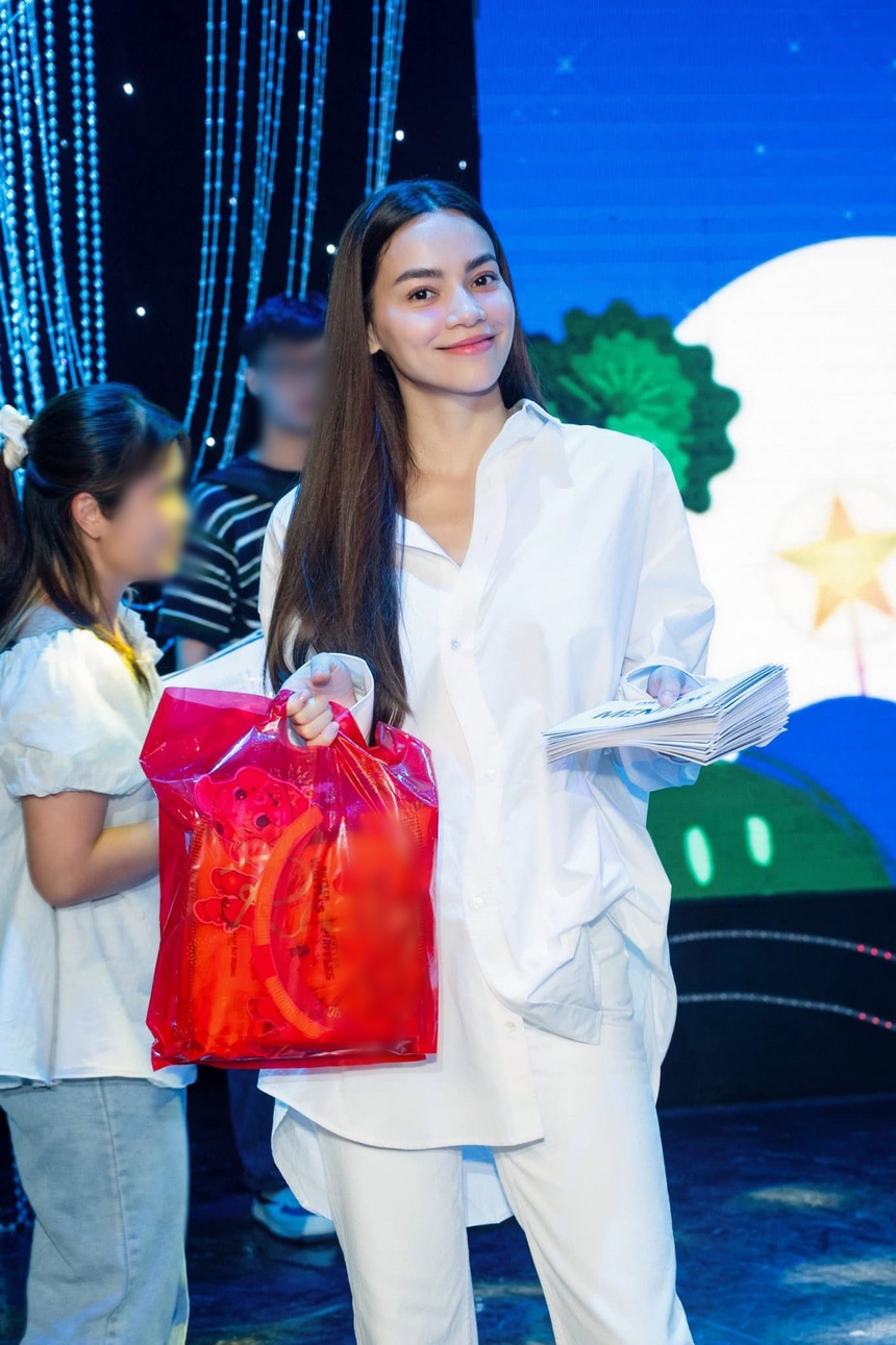 Tuyệt chiêu diện áo sơ mi trắng không thể chê của mẹ 3 con Hồ Ngọc Hà - Ảnh 1.