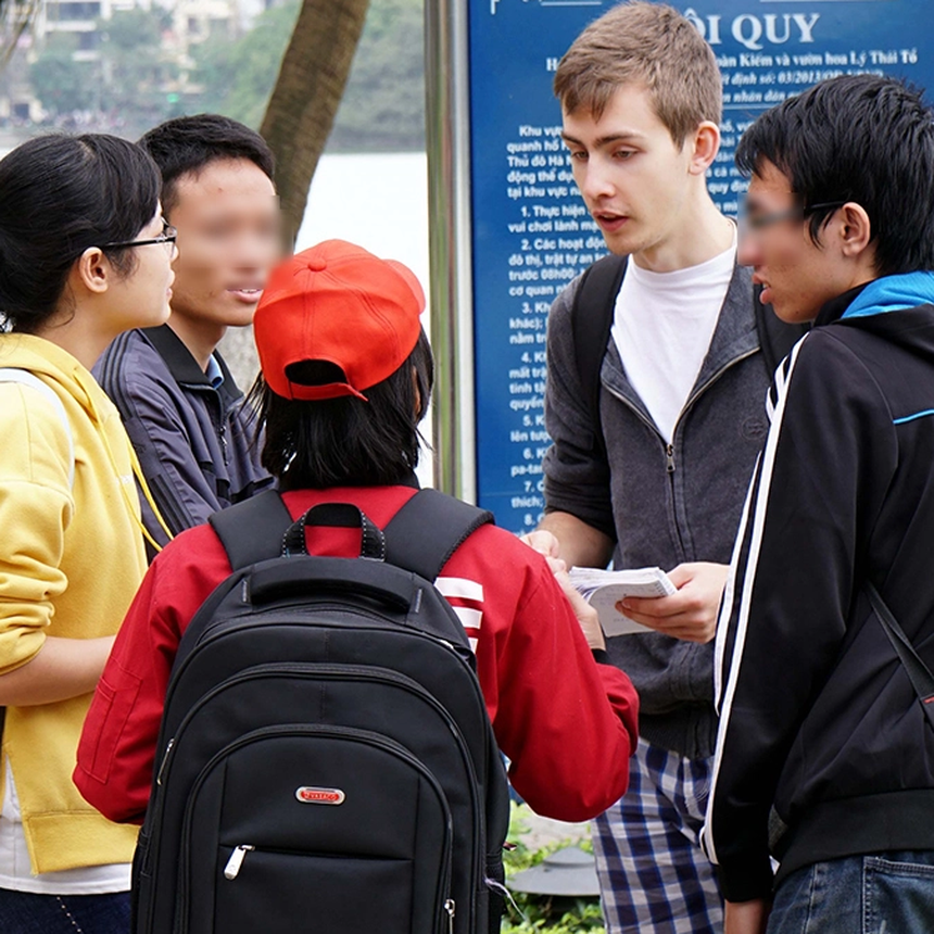 Tranh cãi người trẻ học Tiếng Anh bằng cách “săn Tây” để giao tiếp, làm phiền sự riêng tư - Ảnh 3.