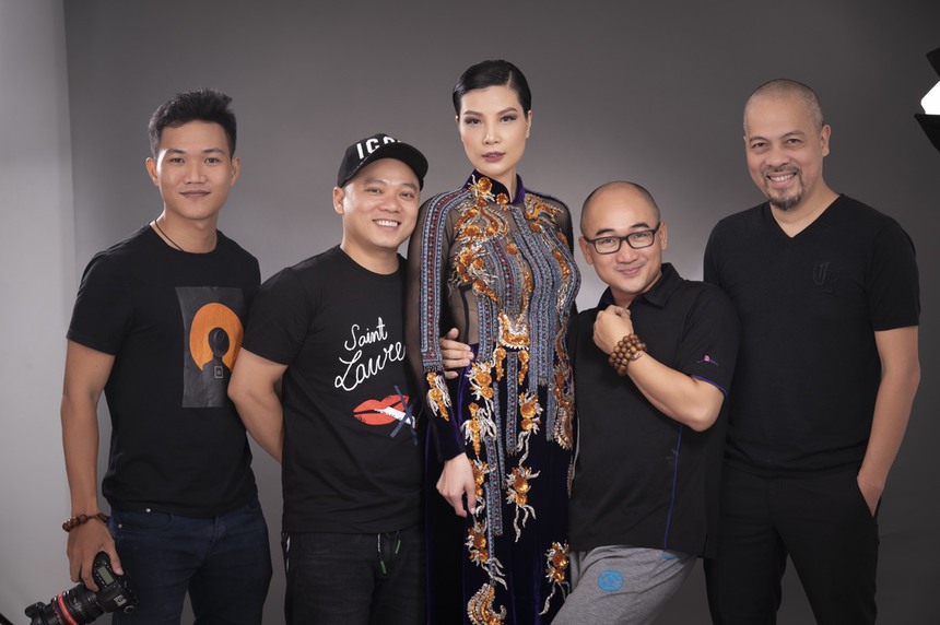 Siêu mẫu Vũ Cẩm Nhung quyến rũ trong loạt áo dài thổ cẩm mới nhất của NTK Đức Hùng - Ảnh 15. Siêu mẫu Vũ Cẩm Nhung quyến rũ trong loạt áo dài thổ cẩm mới nhất của NTK Đức Hùng - Ảnh 15.