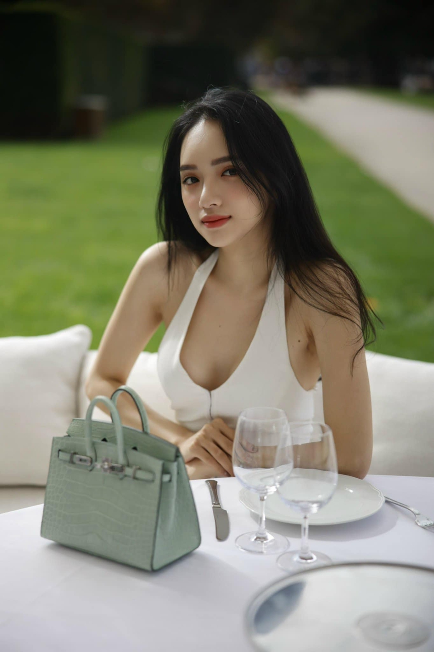 Hương Giang đăng ảnh xinh đẹp tại trời Tây kèm caption tâm trạng, dân mạng hết lời khen ngợi nhan sắc - Ảnh 2.