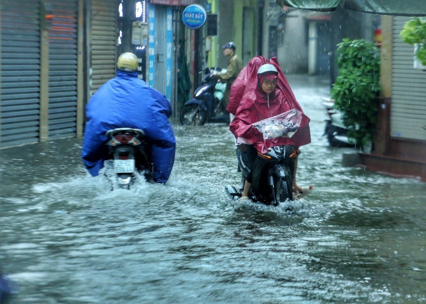 Mưa lớn gây ngập úng một số tuyến đường tại Hà Nội - Ảnh 4.