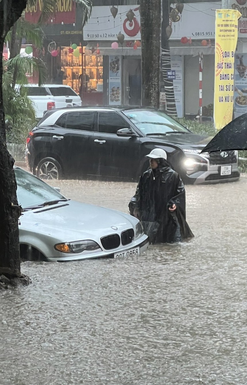 Mưa lớn gây ngập úng một số tuyến đường tại Hà Nội - Ảnh 2.