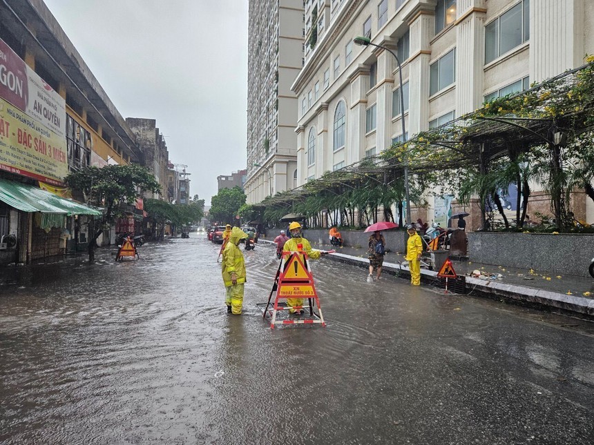 Mưa lớn gây ngập úng một số tuyến đường tại Hà Nội - Ảnh 5.