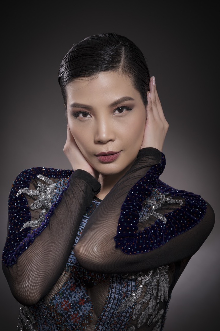 Siêu mẫu Vũ Cẩm Nhung quyến rũ trong loạt áo dài thổ cẩm mới nhất của NTK Đức Hùng - Ảnh 5. Siêu mẫu Vũ Cẩm Nhung quyến rũ trong loạt áo dài thổ cẩm mới nhất của NTK Đức Hùng - Ảnh 5.