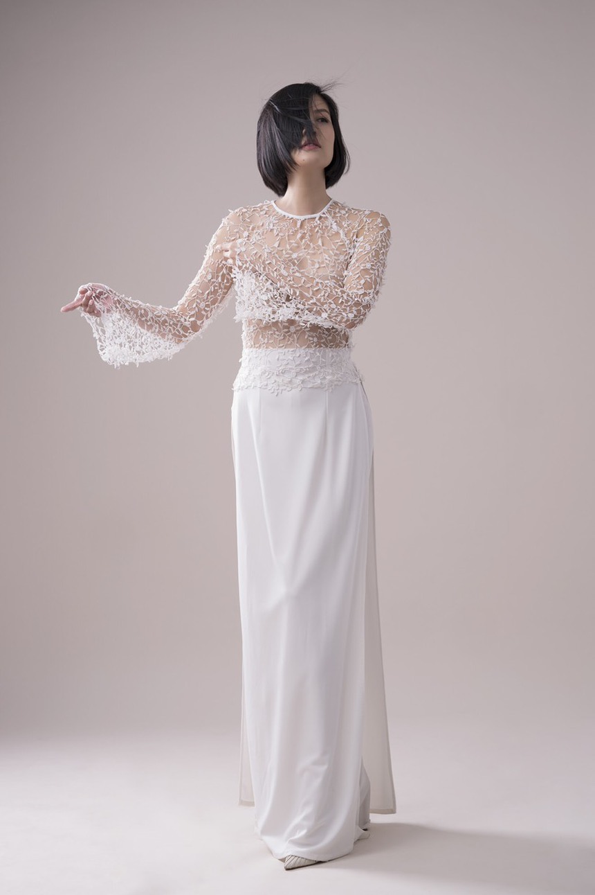 Siêu mẫu Vũ Cẩm Nhung quyến rũ trong loạt áo dài thổ cẩm mới nhất của NTK Đức Hùng - Ảnh 13. Siêu mẫu Vũ Cẩm Nhung quyến rũ trong loạt áo dài thổ cẩm mới nhất của NTK Đức Hùng - Ảnh 13.