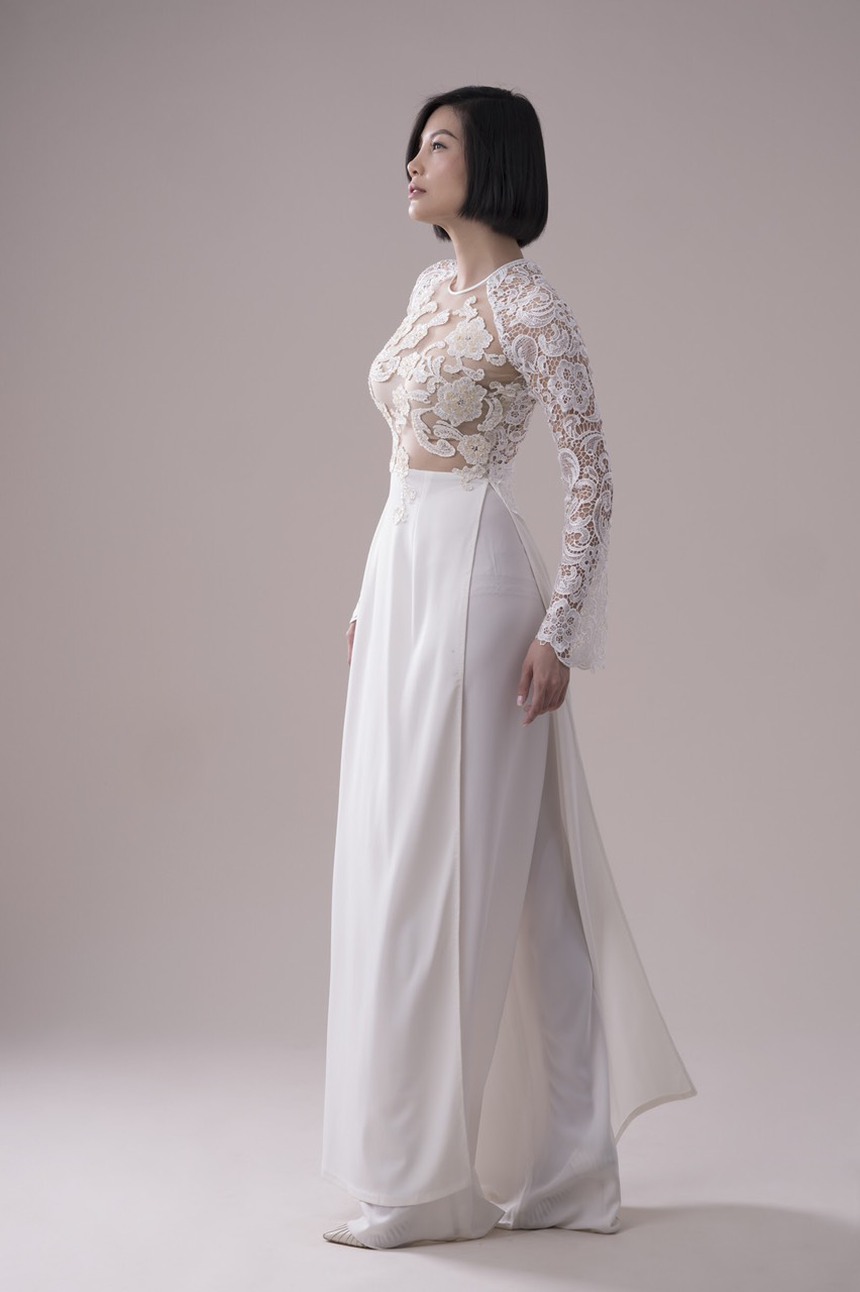 Siêu mẫu Vũ Cẩm Nhung quyến rũ trong loạt áo dài thổ cẩm mới nhất của NTK Đức Hùng - Ảnh 14. Siêu mẫu Vũ Cẩm Nhung quyến rũ trong loạt áo dài thổ cẩm mới nhất của NTK Đức Hùng - Ảnh 14.