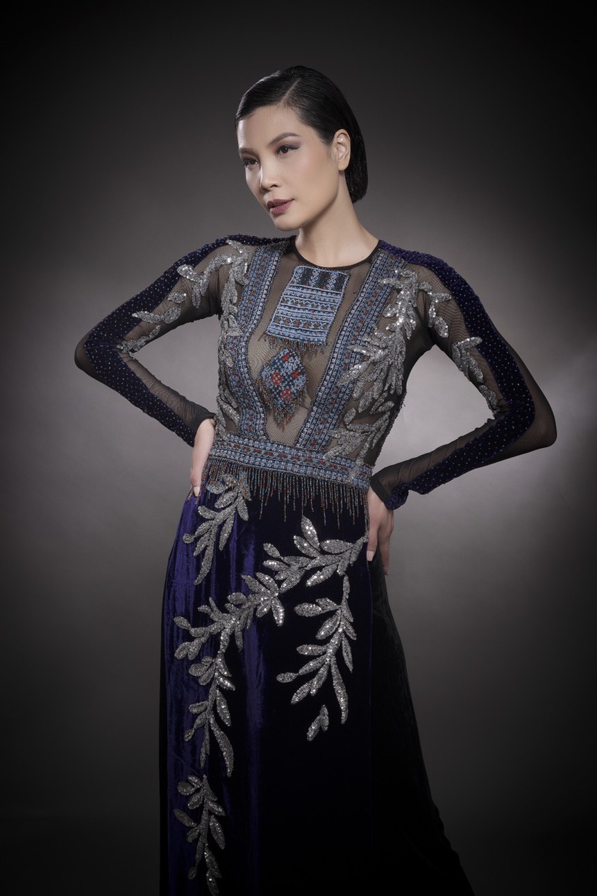 Siêu mẫu Vũ Cẩm Nhung quyến rũ trong loạt áo dài thổ cẩm mới nhất của NTK Đức Hùng - Ảnh 8. Siêu mẫu Vũ Cẩm Nhung quyến rũ trong loạt áo dài thổ cẩm mới nhất của NTK Đức Hùng - Ảnh 8.