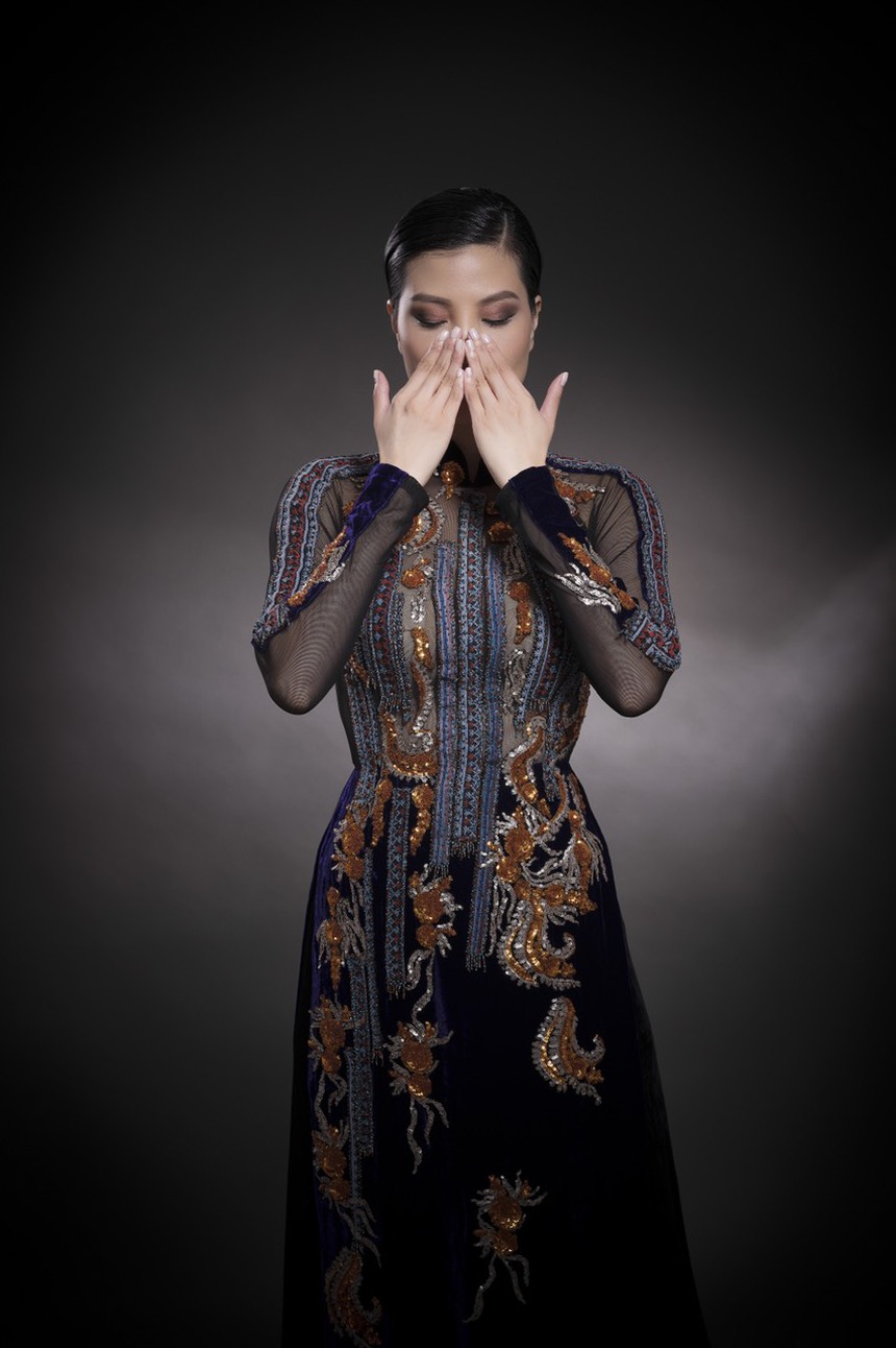 Siêu mẫu Vũ Cẩm Nhung quyến rũ trong loạt áo dài thổ cẩm mới nhất của NTK Đức Hùng - Ảnh 4. Siêu mẫu Vũ Cẩm Nhung quyến rũ trong loạt áo dài thổ cẩm mới nhất của NTK Đức Hùng - Ảnh 4.