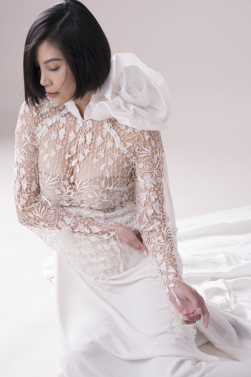 Siêu mẫu Vũ Cẩm Nhung quyến rũ trong loạt áo dài thổ cẩm mới nhất của NTK Đức Hùng - Ảnh 10. Siêu mẫu Vũ Cẩm Nhung quyến rũ trong loạt áo dài thổ cẩm mới nhất của NTK Đức Hùng - Ảnh 10.