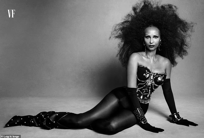 Naomi Campbell, Cindy Crawford và loạt người mẫu biểu tượng xuất hiện đầy táo bạo trên trang bìa 'Vanity Fair' - Ảnh 6. Naomi Campbell, Cindy Crawford và loạt người mẫu biểu tượng xuất hiện đầy táo bạo trên trang bìa 'Vanity Fair' - Ảnh 6.