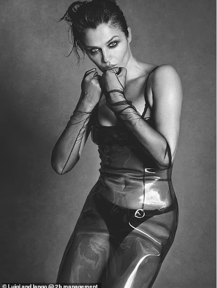 Naomi Campbell, Cindy Crawford và loạt người mẫu biểu tượng xuất hiện đầy táo bạo trên trang bìa 'Vanity Fair' - Ảnh 14. Naomi Campbell, Cindy Crawford và loạt người mẫu biểu tượng xuất hiện đầy táo bạo trên trang bìa 'Vanity Fair' - Ảnh 14.