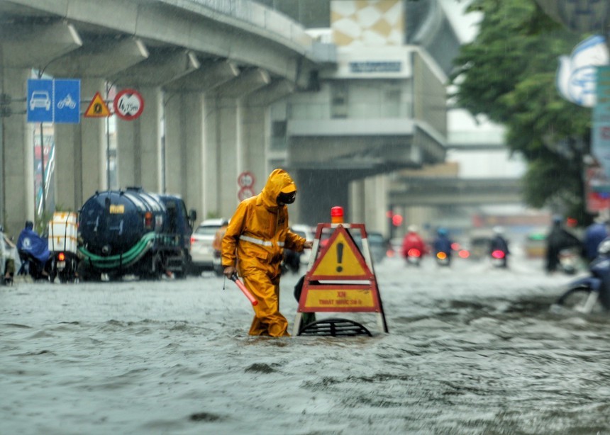 Hà Nội tập trung nhân lực tiêu nước, chống ngập trong các trận mưa tiếp theo - Ảnh 1. Hà Nội tập trung nhân lực tiêu nước, chống ngập trong các trận mưa tiếp theo - Ảnh 1.