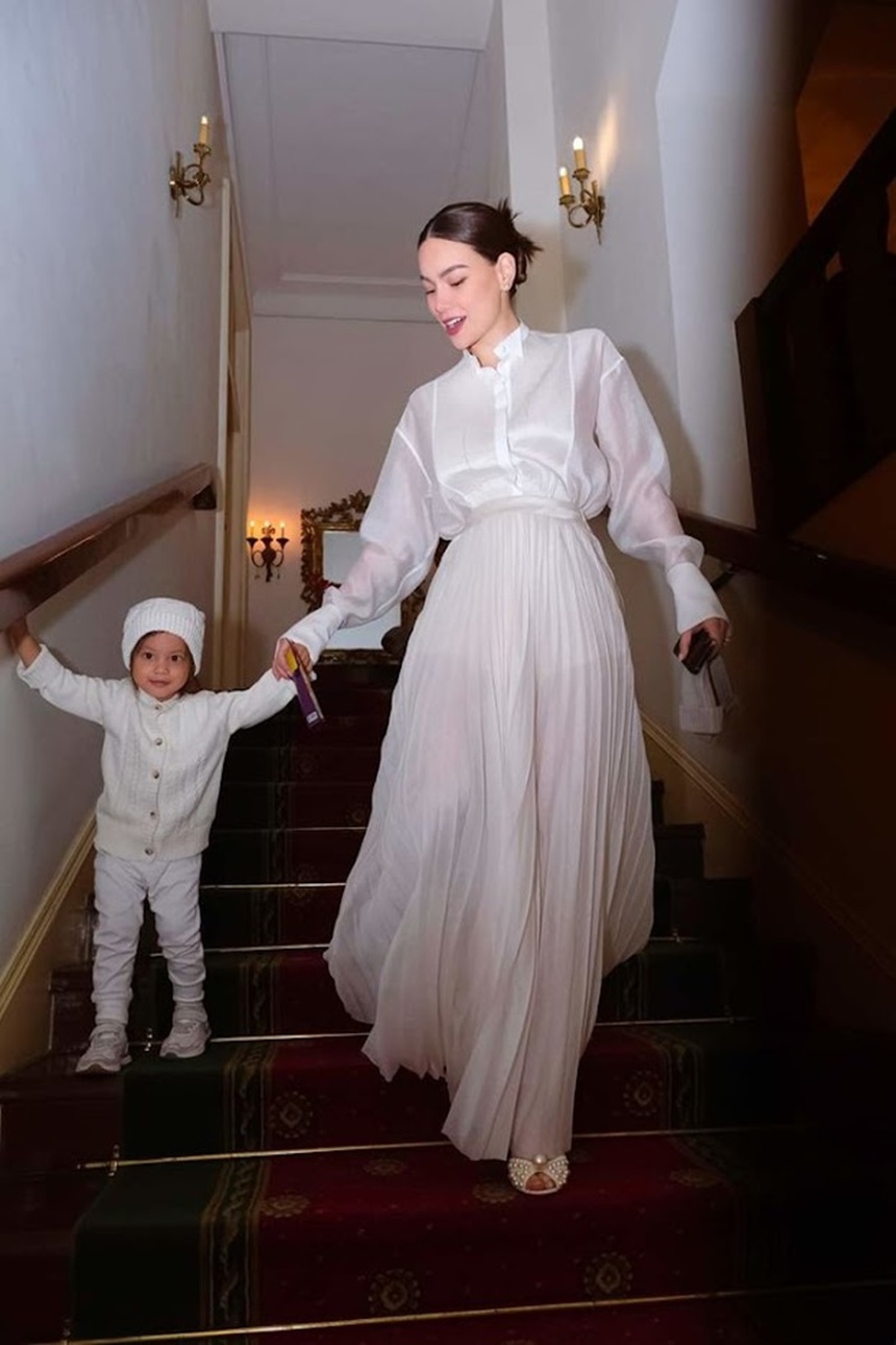 Tuyệt chiêu diện áo sơ mi trắng không thể chê của mẹ 3 con Hồ Ngọc Hà - Ảnh 4.