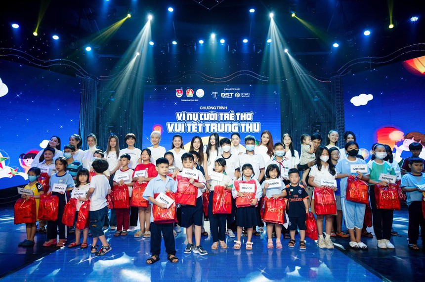 Sao Việt đón Trung thu: Xuân Bắc dầm mưa lội bùn, dàn chị đẹp The New Mentor làm từ thiện - Ảnh 4. Sao Việt đón Trung thu: Xuân Bắc dầm mưa lội bùn, dàn chị đẹp The New Mentor làm từ thiện - Ảnh 4.