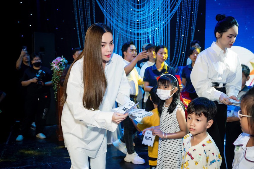 Sao Việt đón Trung thu: Xuân Bắc dầm mưa lội bùn, dàn chị đẹp The New Mentor làm từ thiện - Ảnh 6. Sao Việt đón Trung thu: Xuân Bắc dầm mưa lội bùn, dàn chị đẹp The New Mentor làm từ thiện - Ảnh 6.