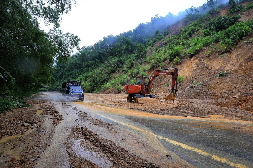 Đề phòng lũ quét, sạt lở đất vùng núi và ngập úng do mưa lớn - Ảnh 1.