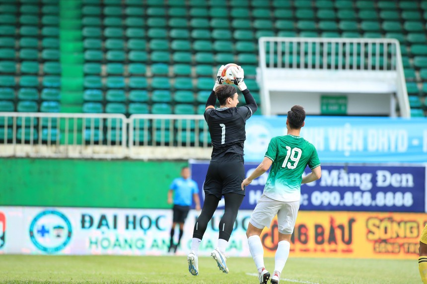 Văn Lâm trắng lưới, HAGL đủ 3 ngoại binh vẫn thua đội hạng Nhất - Ảnh 1.