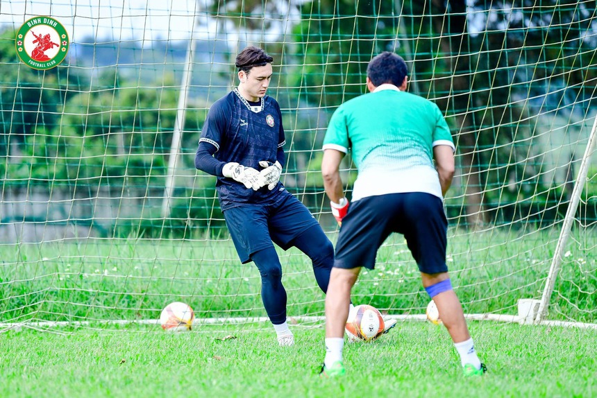 Chuyển nhượng V-League hôm nay 29/9: CAHN sắp có HLV mới, Bình Định chốt tương lai Văn Lâm  - Ảnh 4.