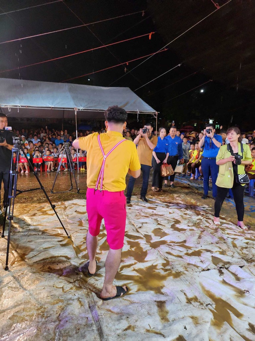 Sao Việt đón Trung thu: Xuân Bắc dầm mưa lội bùn, dàn chị đẹp The New Mentor làm từ thiện - Ảnh 2. Sao Việt đón Trung thu: Xuân Bắc dầm mưa lội bùn, dàn chị đẹp The New Mentor làm từ thiện - Ảnh 2.