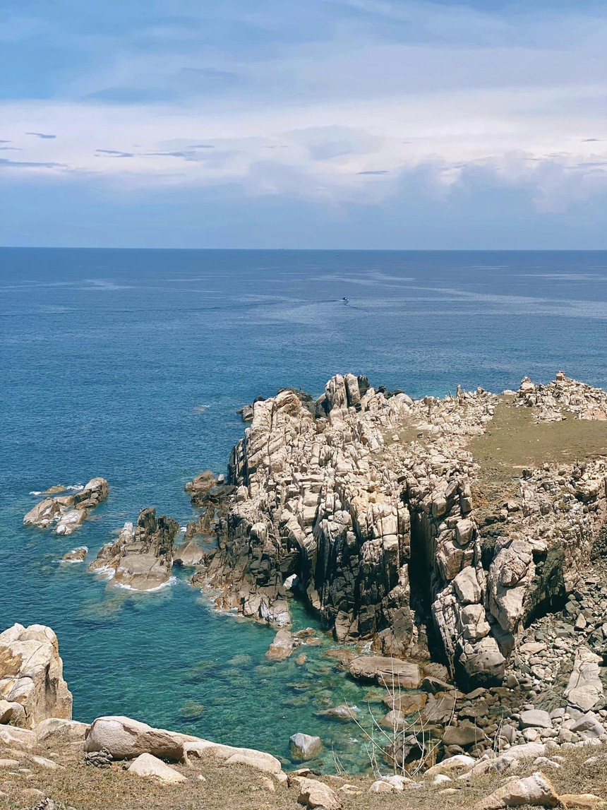 Lặn ngắm san hô, lướt cano khám phá Vĩnh Hy - "đôi mắt biếc" của Ninh Thuận  - Ảnh 2.