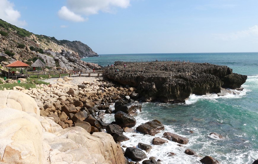 Lặn ngắm san hô, lướt cano khám phá Vĩnh Hy - "đôi mắt biếc" của Ninh Thuận  - Ảnh 7.