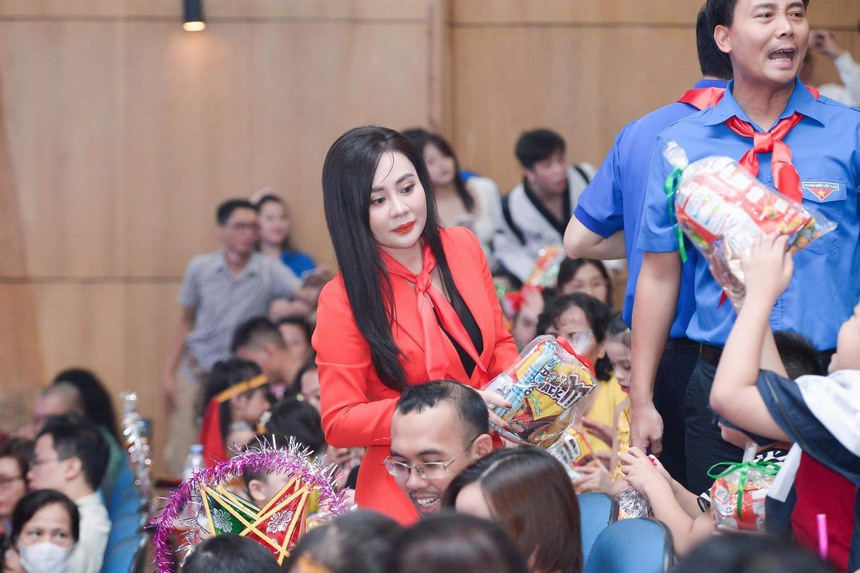 Á hậu Sao Mai chăm chỉ hoạt động từ thiện sau khi đăng quang - Ảnh 3.